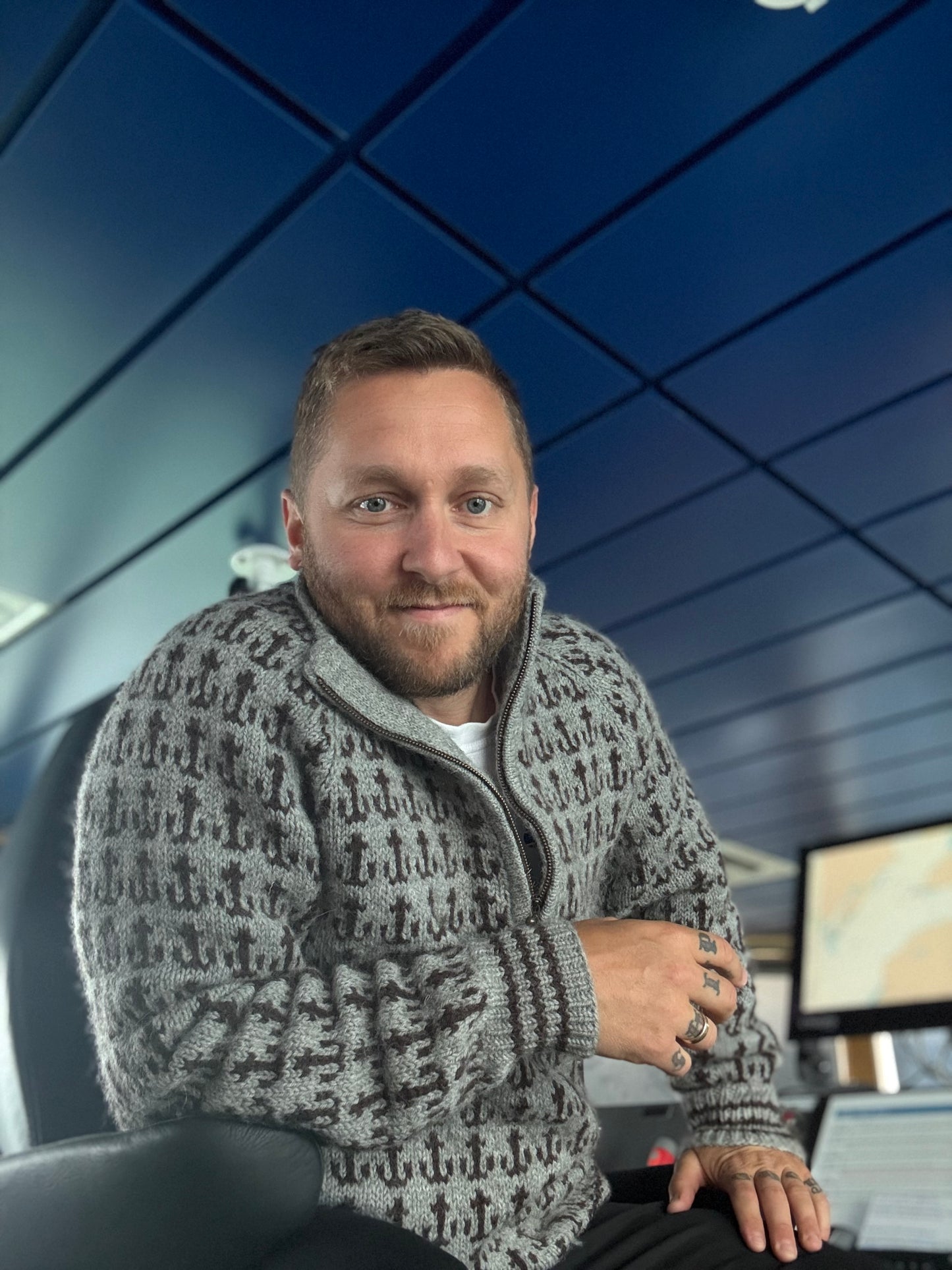 Grande genseren (Garnpakke i ubleket hvit og kokosgrå)